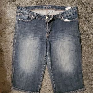 Like new Levi's Capris